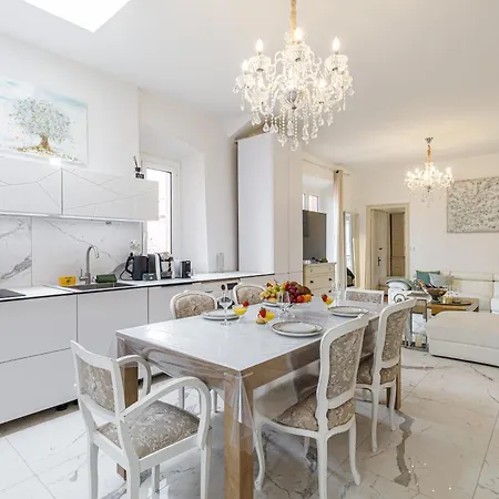 Sicardi - Elegant In Old Town Apartment