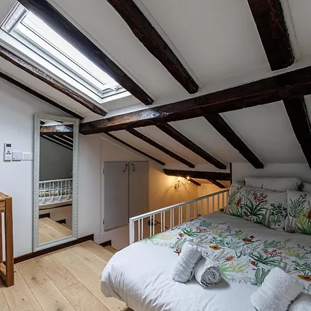 Sicardi - Elegant In Old Town Мантон