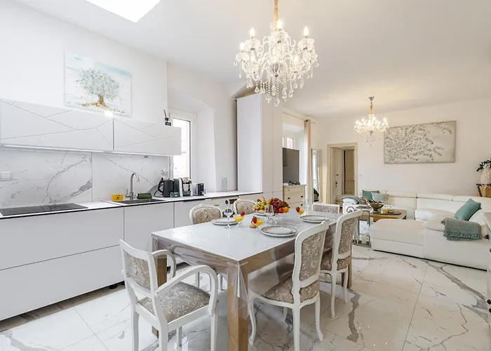 Sicardi - Elegant In Old Town Apartment